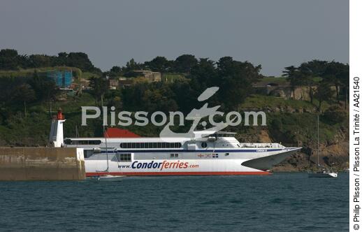 Ferry sortant du port de Saint-Malo. - © Philip Plisson / Plisson La Trinité / AA21540 - Nos reportages photos - Feu de port