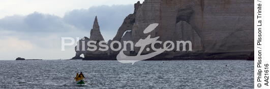 Les falaises d'Etretat. - © Philip Plisson / Plisson La Trinité / AA21616 - Nos reportages photos - Du Tréport à l'estuaire de la Seine