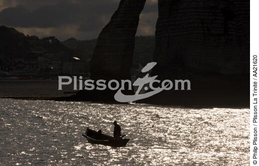 Pêcheurs à Etretat. - © Philip Plisson / Plisson La Trinité / AA21620 - Nos reportages photos - Pêcheur
