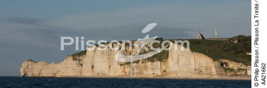 Etretat. - © Philip Plisson / Plisson La Trinité / AA21662 - Nos reportages photos - Seine Maritime