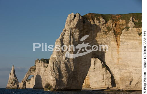 Etretat. - © Philip Plisson / Plisson La Trinité / AA21664 - Nos reportages photos - Seine Maritime