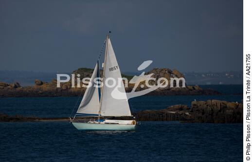 Sailboat in Chausey. - © Philip Plisson / Plisson La Trinité / AA21755 - Photo Galleries - The Mont-Saint-Michel Bay and Chausey