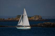 Sailboat in Chausey. © Philip Plisson / Plisson La Trinité / AA21755 - Photo Galleries - The Mont-Saint-Michel Bay and Chausey