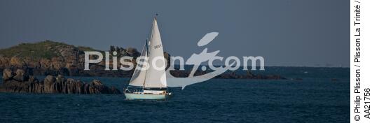 Sailboat in Chausey. - © Philip Plisson / Plisson La Trinité / AA21756 - Photo Galleries - The Mont-Saint-Michel Bay and Chausey