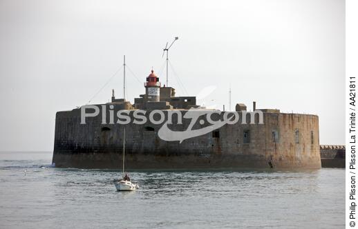 Le fort de l'Ouest in front of Cherbourg. - © Philip Plisson / Plisson La Trinité / AA21811 - Photo Galleries - Cherbourg