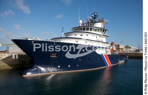 Tug in the port of Cherbourg. - © Philip Plisson / Plisson La Trinité / AA21831 - Photo Galleries - Towing