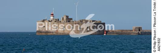 Le fort de l'Ouest devant Cherbourg. - © Philip Plisson / Plisson La Trinité / AA21832 - Nos reportages photos - Manche [La]
