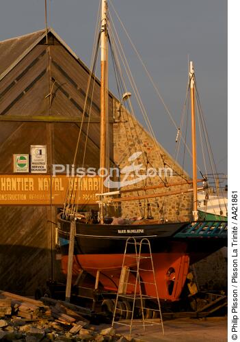 Saint-Vaast la Hougue. - © Philip Plisson / Plisson La Trinité / AA21861 - Nos reportages photos - Réparation navale