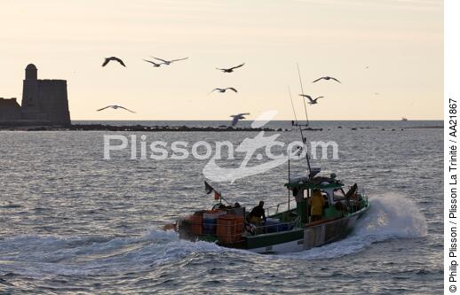Bateau de pêche devant Saint-Vaast la Hougue. - © Philip Plisson / Plisson La Trinité / AA21867 - Nos reportages photos - Manche [La]