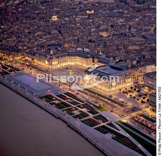 Crépuscule sur Bordeaux. - © Philip Plisson / Plisson La Trinité / AA21932 - Nos reportages photos - Crépuscule