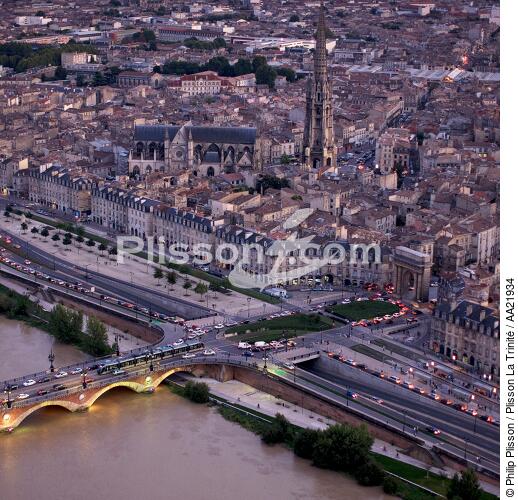 Dusk Bordeaux. - © Philip Plisson / Plisson La Trinité / AA21934 - Photo Galleries - Square format