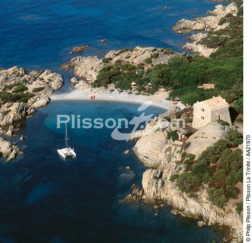 Crique en Corse. - © Philip Plisson / Plisson La Trinité / AA21970 - Nos reportages photos - Multicoque