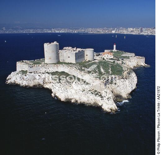 Le château d'If devant Marseille. - © Philip Plisson / Plisson La Trinité / AA21972 - Nos reportages photos - Format carré