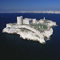 Le château d'If devant Marseille. © Philip Plisson / Plisson La Trinité / AA21972 - Nos reportages photos - Ile [13]