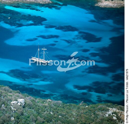 Mouillage en Corse. - © Philip Plisson / Plisson La Trinité / AA21975 - Nos reportages photos - Mouillage