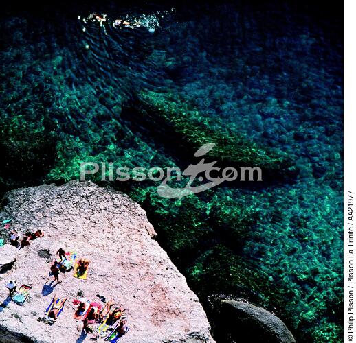 Bain turquoise. - © Philip Plisson / Plisson La Trinité / AA21977 - Nos reportages photos - Rocher