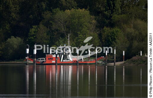 Bac de Duclair - © Philip Plisson / Plisson La Trinité / AA22011 - Nos reportages photos - Du Tréport à l'estuaire de la Seine