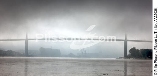 Le pont de Brotonne dans la brume. - © Philip Plisson / Plisson La Trinité / AA22036 - Nos reportages photos - Pont de Brotonne