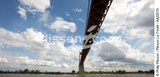 Sous le pont de Tancarville. - © Philip Plisson / Plisson La Trinité / AA22070 - Nos reportages photos - Du Tréport à l'estuaire de la Seine