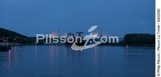 Le pont de Brotonne. - © Philip Plisson / Plisson La Trinité / AA22082 - Nos reportages photos - Cargo