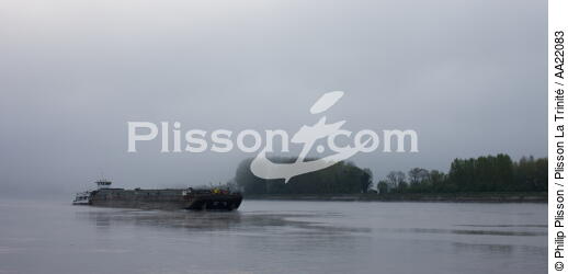 Mist on the River Seine. - © Philip Plisson / Plisson La Trinité / AA22083 - Photo Galleries - Seine Maritime