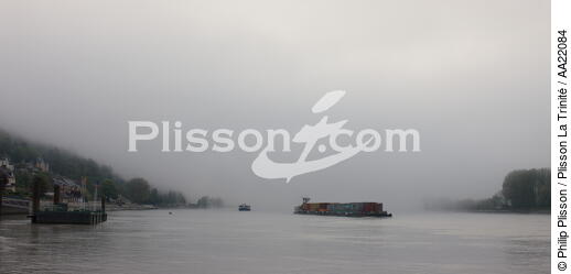 Mist on the River Seine. - © Philip Plisson / Plisson La Trinité / AA22084 - Photo Galleries - Seine Maritime