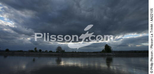 Lumière sur la Seine. - © Philip Plisson / Plisson La Trinité / AA22105 - Nos reportages photos - Ciel