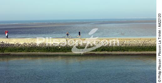 Gravelines. - © Philip Plisson / Plisson La Trinité / AA22120 - Nos reportages photos - De Dunkerque à la Baie de Somme