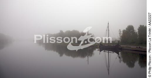 Canal from Caen to the sea - © Philip Plisson / Plisson La Trinité / AA22227 - Photo Galleries - Dreknor