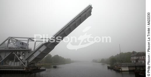 Sur le Canal de Caen à la mer. - © Philip Plisson / Plisson La Trinité / AA22230 - Nos reportages photos - Pont