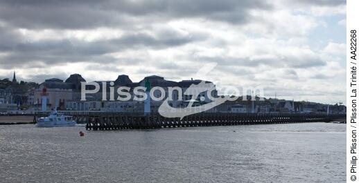 Trouville. - © Philip Plisson / Plisson La Trinité / AA22268 - Nos reportages photos - Feu de port