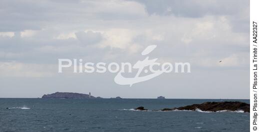 Devant Saint-Malo. - © Philip Plisson / Plisson La Trinité / AA22327 - Nos reportages photos - Phare [35]