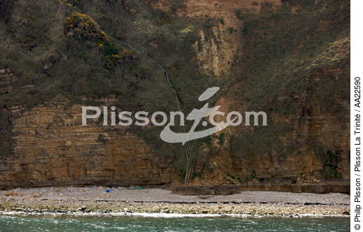 Cliffs at Pointe du Hoc. - © Philip Plisson / Plisson La Trinité / AA22590 - Photo Galleries - Pointe du Hoc