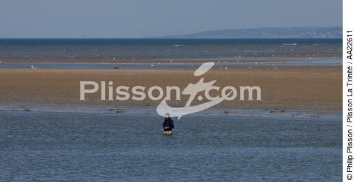 Angling in Ouistreham. - © Philip Plisson / Plisson La Trinité / AA22611 - Photo Galleries - Calvados