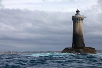 Le phare du Four. © Philip Plisson / Plisson La Trinité / AA22767 - Nos reportages photos - Ciel gris