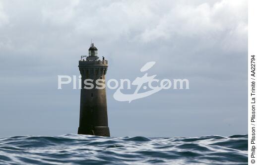Le phare du Four. - © Philip Plisson / Plisson La Trinité / AA22794 - Nos reportages photos - Ciel gris