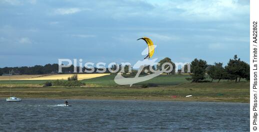 Kitesurf sur la Rance. - © Philip Plisson / Plisson La Trinité / AA22802 - Nos reportages photos - Kitesurf