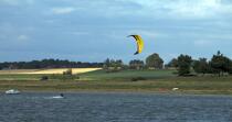 Kitesurf sur la Rance. © Philip Plisson / Plisson La Trinité / AA22802 - Nos reportages photos - Sport et loisir