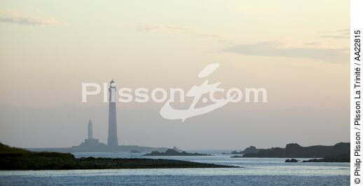 Le phare de l'île Vierge - © Philip Plisson / Plisson La Trinité / AA22815 - Nos reportages photos - Mer calme