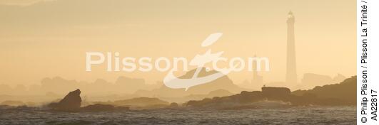 Le phare de l'île Vierge - © Philip Plisson / Plisson La Trinité / AA22817 - Nos reportages photos - Mer calme