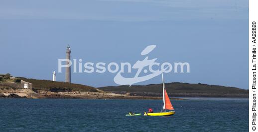 Le phare de l'île Vierge - © Philip Plisson / Plisson La Trinité / AA22820 - Nos reportages photos - Mer calme
