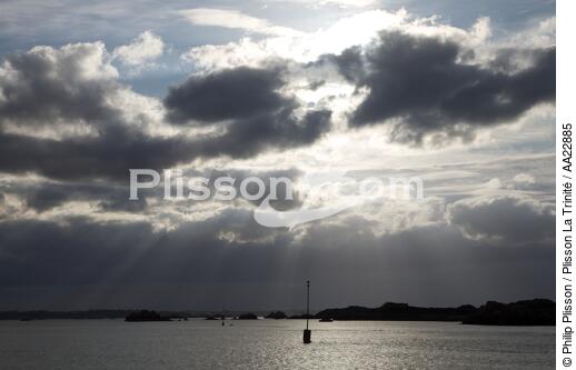 In the Bay of Paimpol. - © Philip Plisson / Plisson La Trinité / AA22885 - Photo Galleries - Grey sky