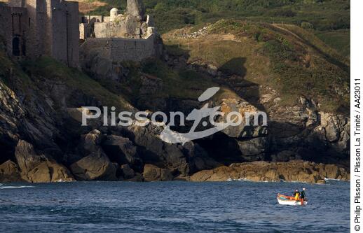 Devant Fort-La-Latte - © Philip Plisson / Plisson La Trinité / AA23011 - Nos reportages photos - Pêcheur