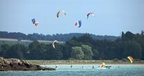 Kitesurfing in Lancieux. © Philip Plisson / Plisson La Trinité / AA23069 - Photo Galleries - Sport and Leisure