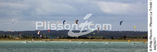 Kitesurfing in Lancieux. - © Philip Plisson / Plisson La Trinité / AA23071 - Photo Galleries - Nautical sports