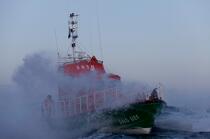 Canot de sauvetage - SNSM © Philip Plisson / Plisson La Trinité / AA23113 - Nos reportages photos - Mer agitée