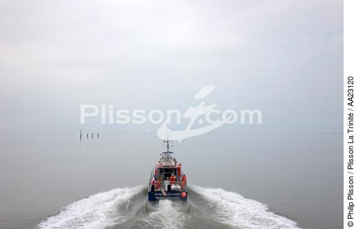 Lifeboat - SNSM - © Philip Plisson / Plisson La Trinité / AA23120 - Photo Galleries - Sea Rescue