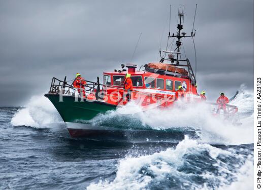 Lifeboat - SNSM - © Philip Plisson / Plisson La Trinité / AA23123 - Photo Galleries - Lifesaving at sea
