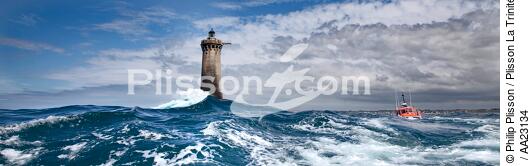 Lifeboat in front of Le Four lighthouse. - © Philip Plisson / Plisson La Trinité / AA23134 - Photo Galleries - Lifesaving at sea