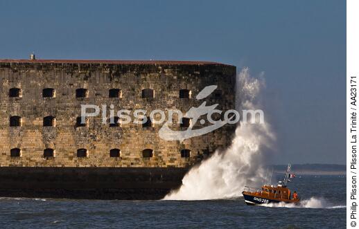 Canot de sauvetage devant Fort Boyard - © Philip Plisson / Plisson La Trinité / AA23171 - Nos reportages photos - Fort